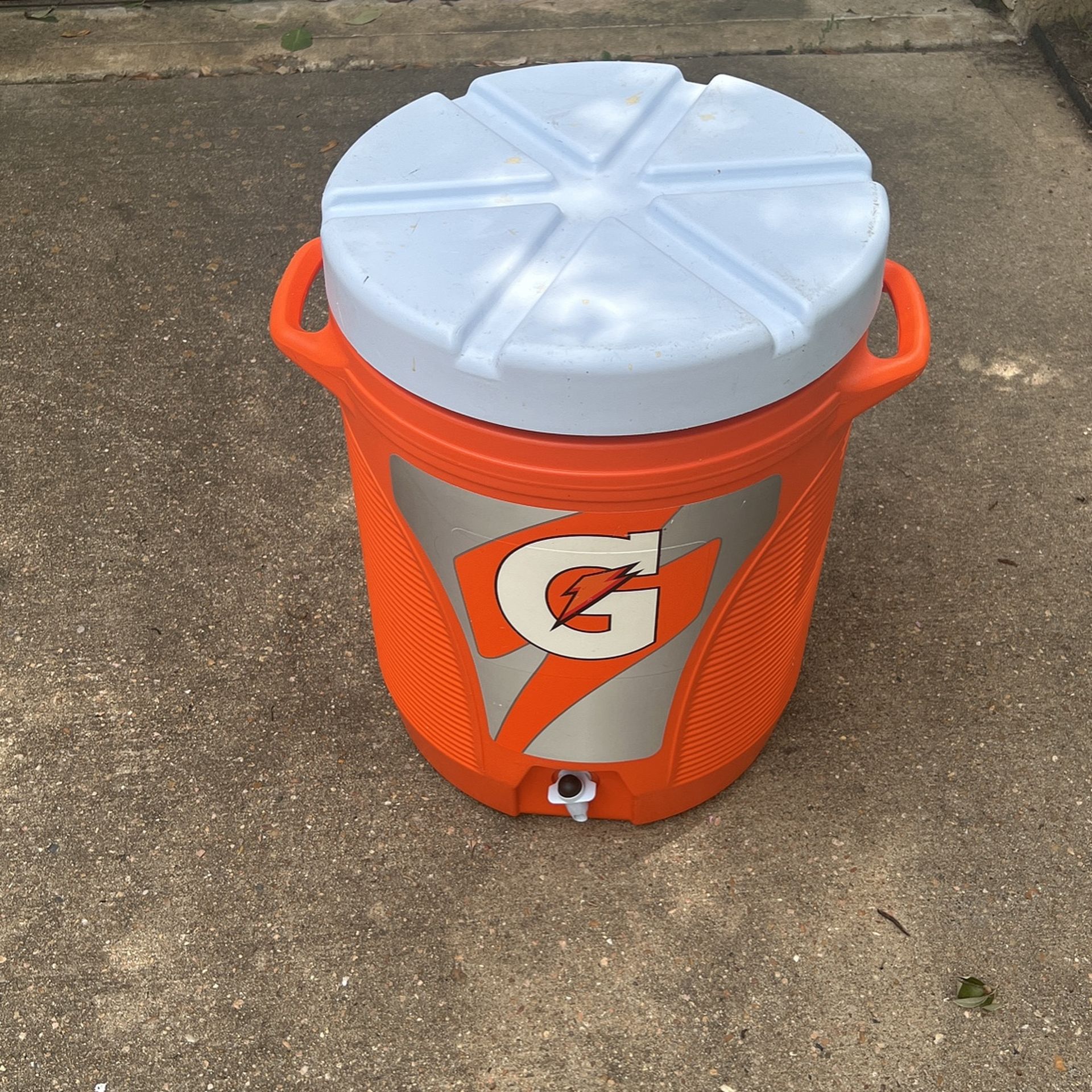 10 Gallon Gatorade Dispensing Cooler - Rubbermaid #1610