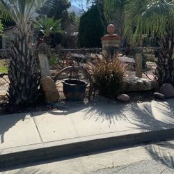 Cast Iron. Pot.       With Wheel And Chain. 