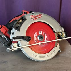 Milwaukee brushless battery powered circular saw