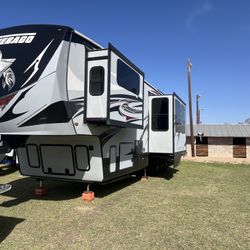 Toyhauler Fifth Wheel 