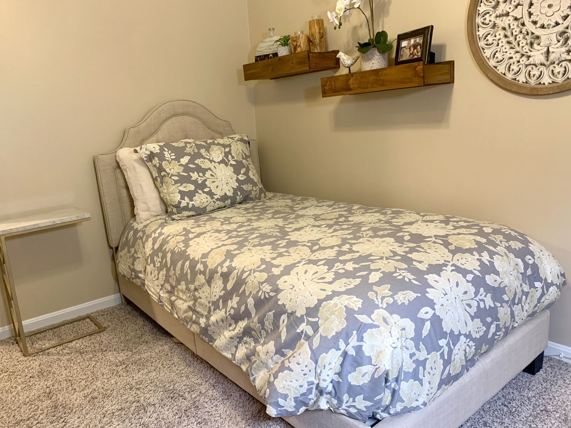 Twin Bed, Frame, Comforter 