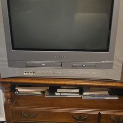 24" Toshiba Flat Screen TV VCR DVD COMBO 