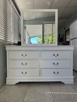 White dresser with mirror in good condition