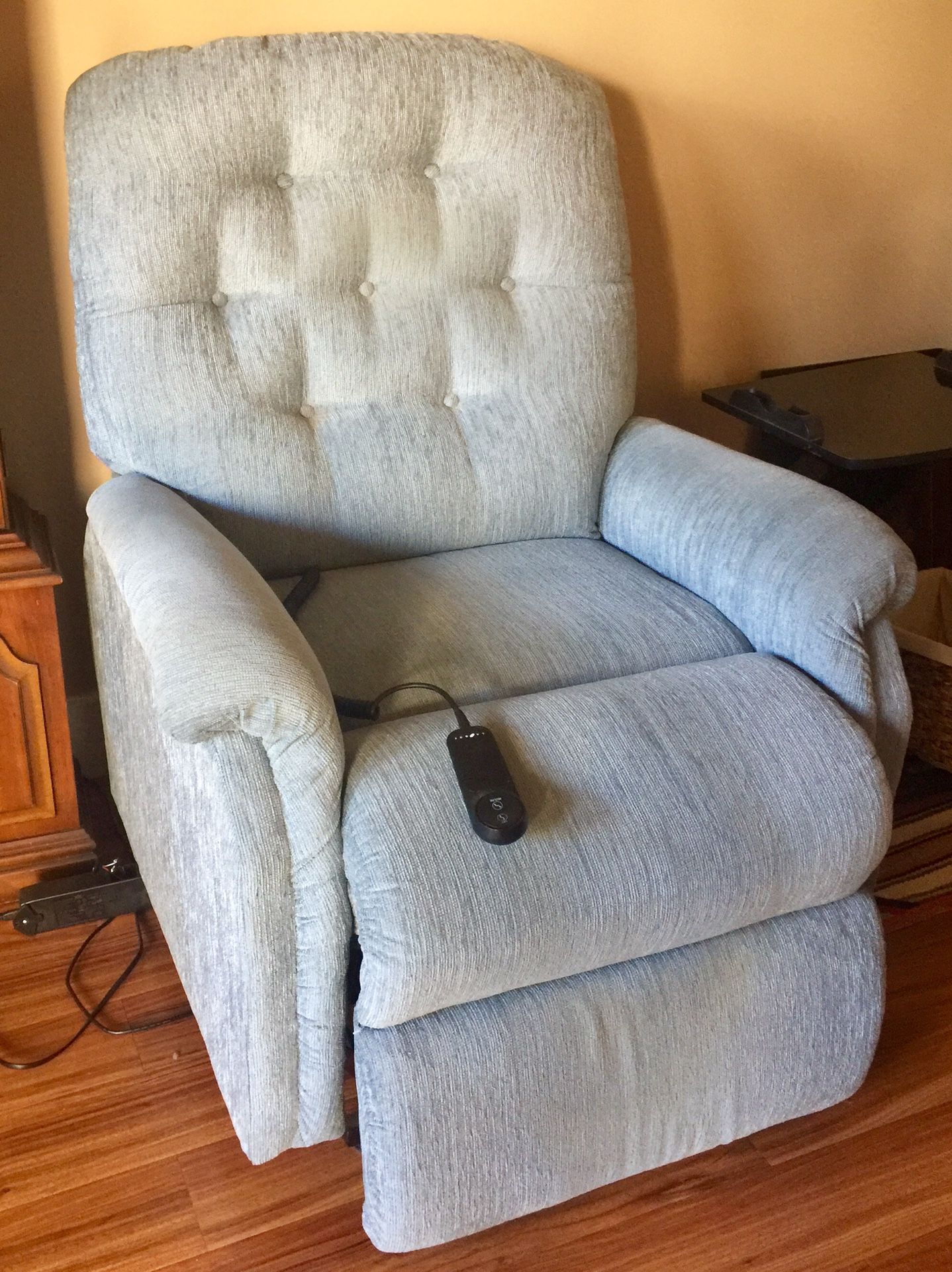 Lazyboy Power Lift Recliner Chair Lists $1800