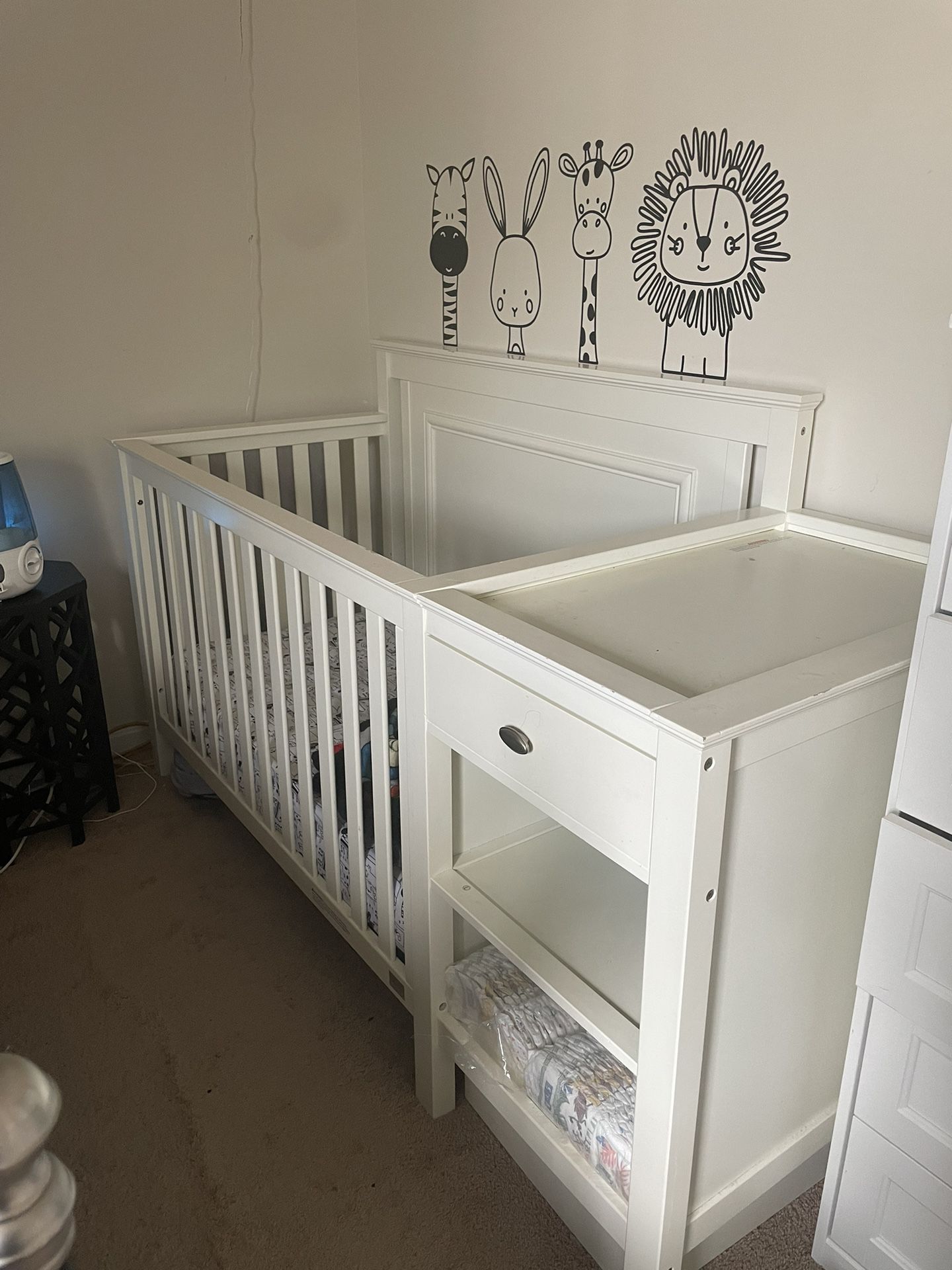 Lolly&Me Cogan Crib w/ Changing Table 