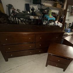 Six Drawer Dresser With 2 Nightstands And Mirror