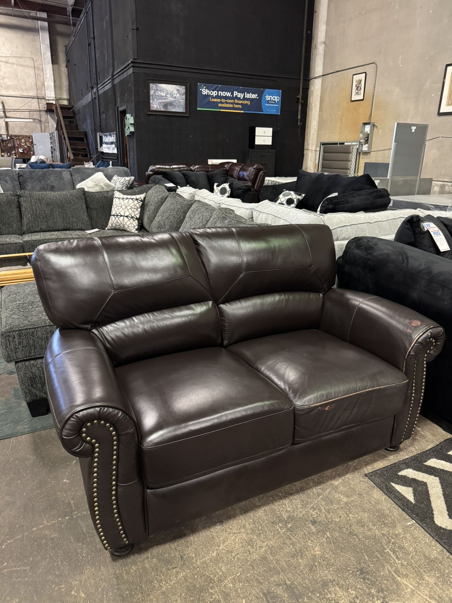 Leather Loveseat. 🚚WE DELIVER🚚