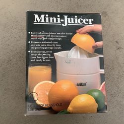Salton Mini Squeeze Citrus Fruit Juicer