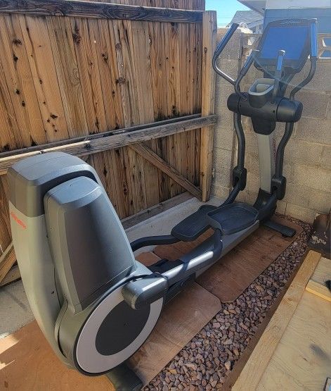Life Fitness 95X Engage Elliptical Machine