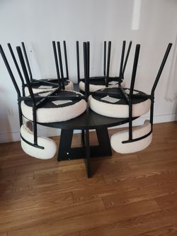 MESA NEGRA .SIN SILLAS