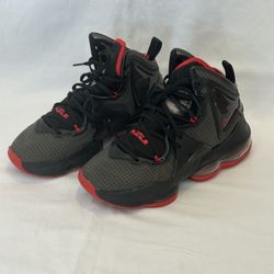 Nike LeBron 19 GS Bred Sneaker Youth Size 6Y In Like New Condition 