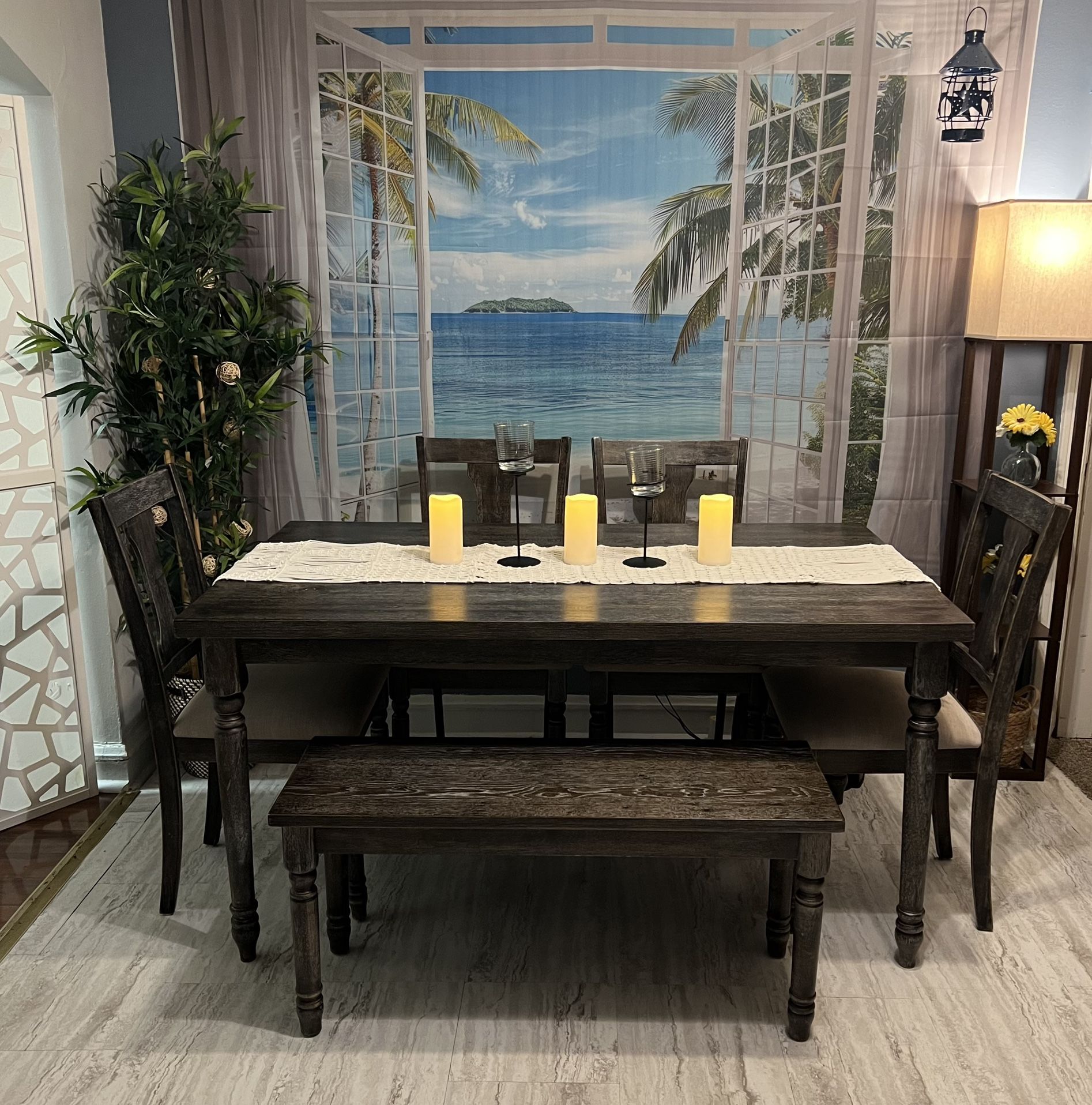 Beautiful Rustic Style Dining Set Great Condition!! Table With 4 Chairs and Bench!I can Deliver.
