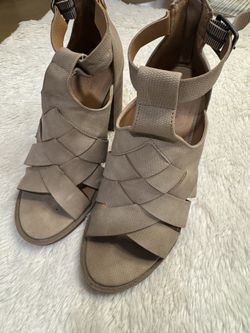 Universal Thread Auburn Open Toe Block Heels in taupe