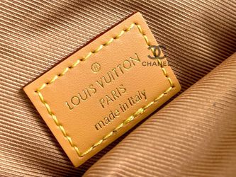 Louis Vuitton Utility Phone Pocket M80746 for Sale in Queens, NY