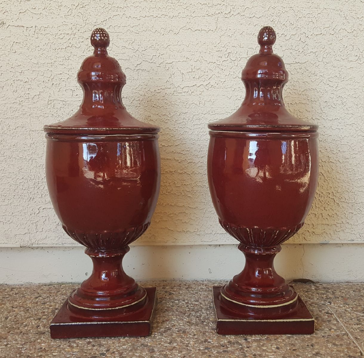2 decorative vases