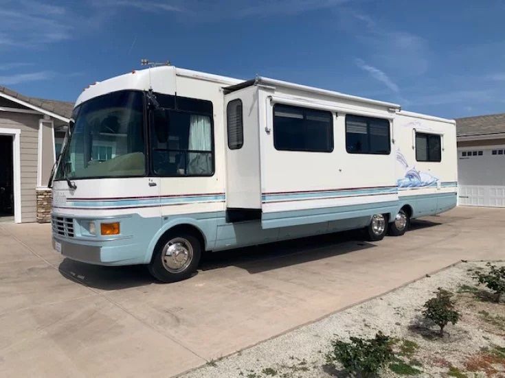 1999 DOLPHIN 34FT RV (22,000 Miles)