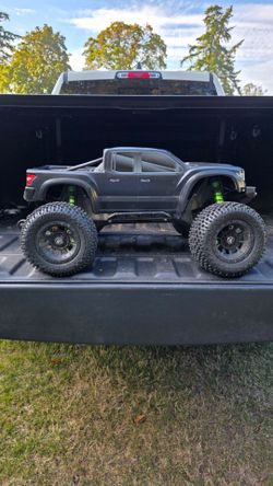Traxxas xmaxx with lipo batteries and charger