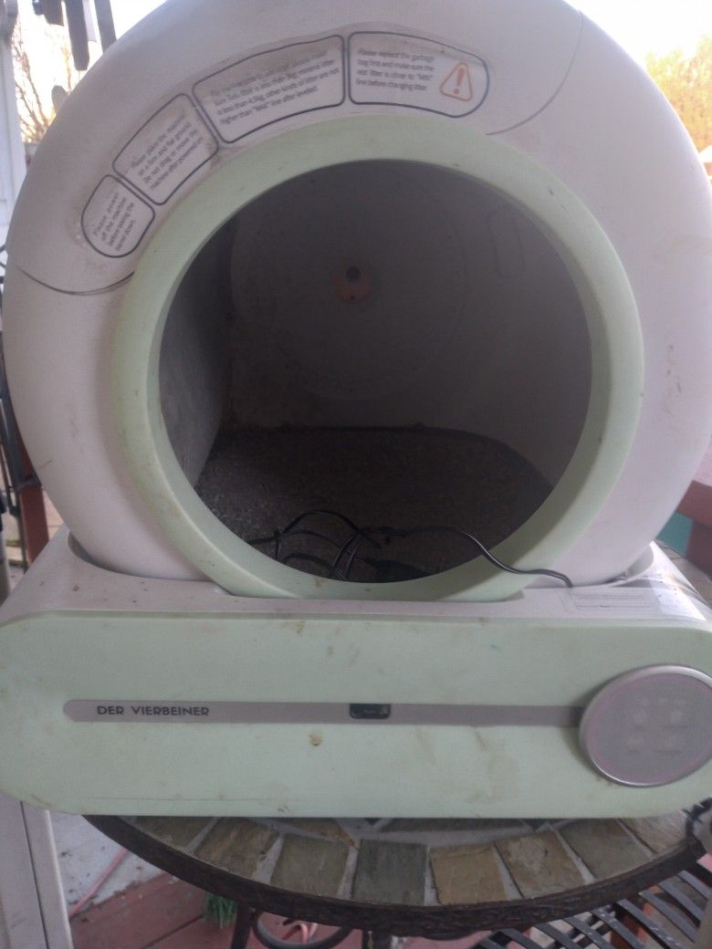 Der Vierbeiner Self Cleaning Litterbox (Retails 510$)