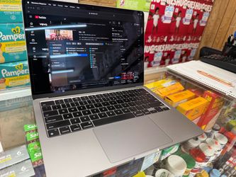 Late. 2025  MacBook Air 13”. M4 chip /24Gb ram. /512 ssd