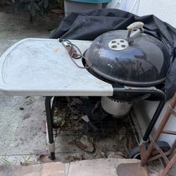 Weber 22” One-Touch charcoal grill with side table
