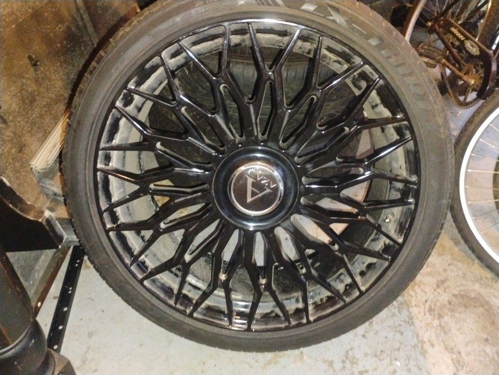 New 22 Inch Rims With The Spare 4000