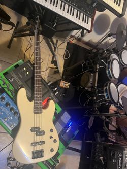Duff McKagan bass