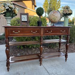 Stanley Furniture Solid Wood End Table Buffet Sideboard Great Condition