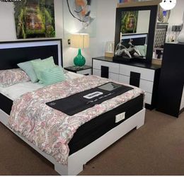 Juego De Cuarto :Cama Queen Con Colchon, Una Mesita De Noche Y Cómoda Con Espejo