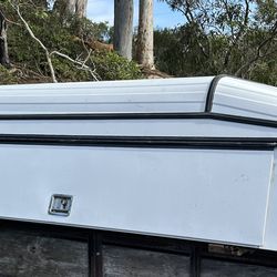 Used Leer DCC Commercial Wedge Full Size 8 Foot Bed Cap