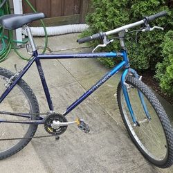 Trek 820 Mountain Bike 40"x20" Frame 26" Wheels