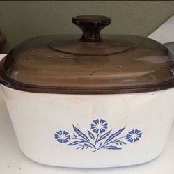 Vintage blue cornflower CorningWare used in good condition it’s a 3 liter casserole 🥘 
