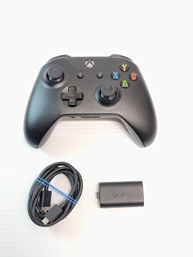 Microsoft Xbox One Wireless Controller Model:1708 with rechargeable battery  for Sale in Los Angeles, CA - OfferUp