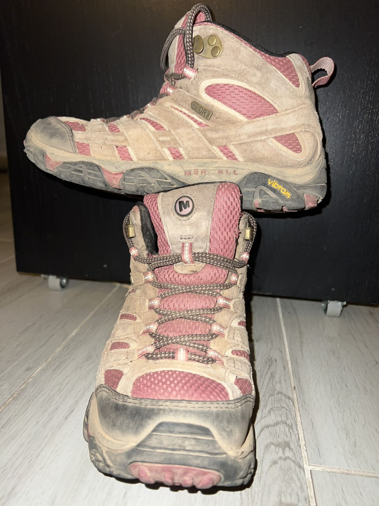 Merrell Women”s Hiking Boots Size 6 (boulder/Blush)