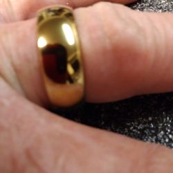 TUNGSTEN. MENS WEDDING BAND GOLD FINISH   REEDS JEWELERS. 400.00 SELLING. 195.00