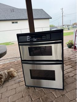 Hermoso horno doble  arriba es microondas y abajo horno   es empotrable de acero inoxidable  marca Whirlpool