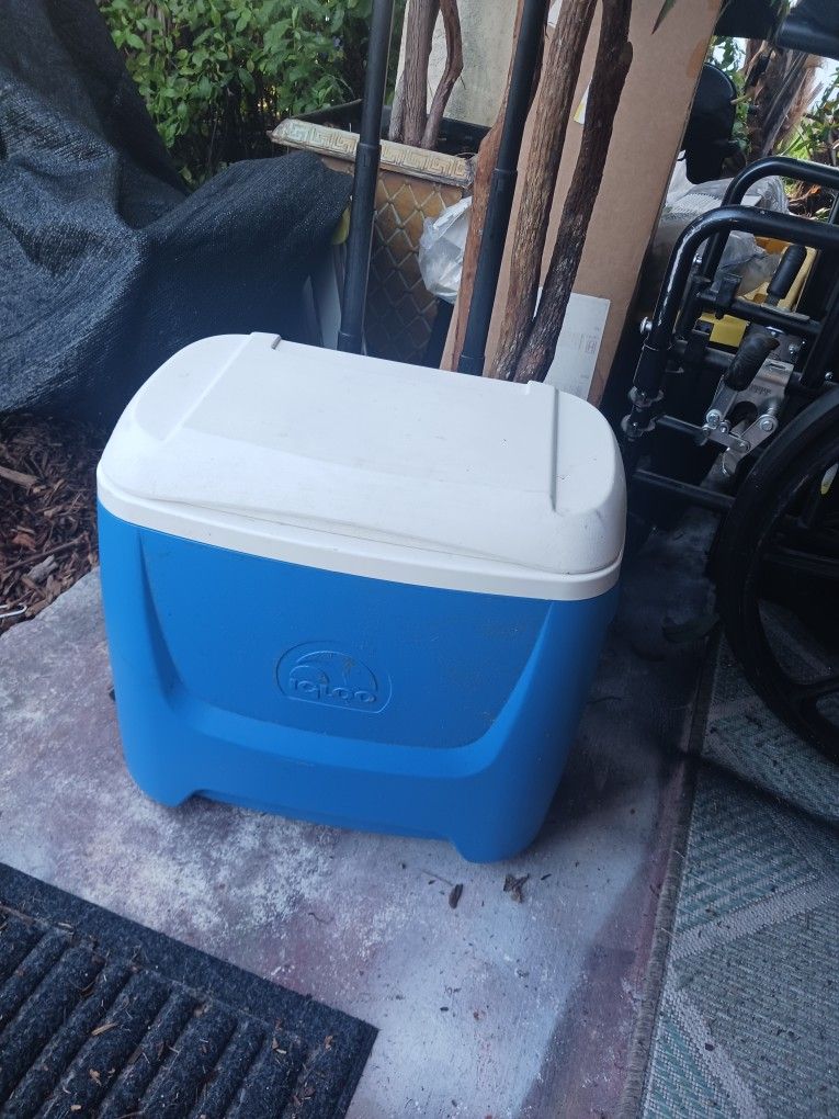 Like New Med Sz Cooler On Wheels 12 Firm
