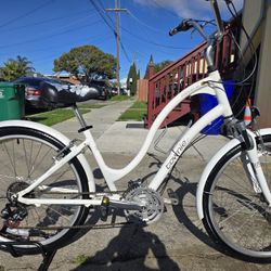 Electra Townie Beach Cruiser Medium Size 
Excellent Condition Ready to Ride 