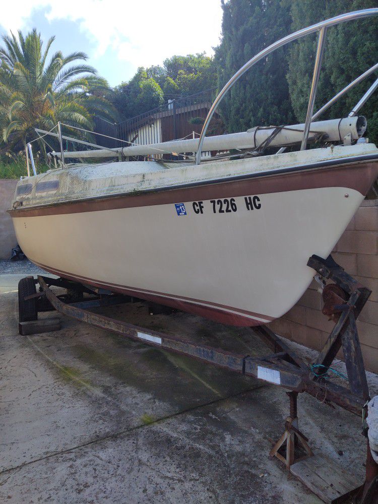25' McGregor Sailboat, 1982, Beige With Brown Paint. Good Condition.