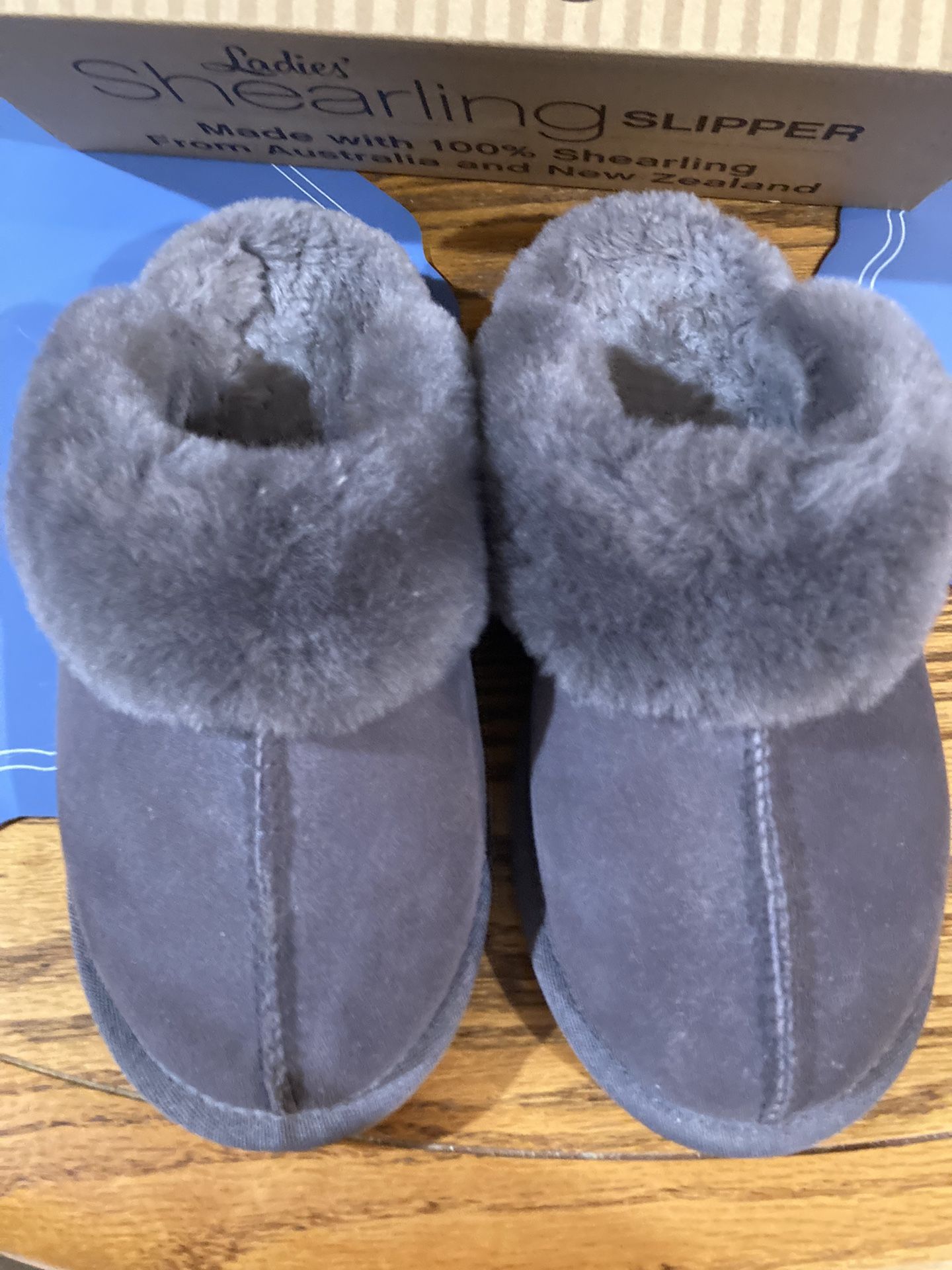 Néw Womens Shearling Dark Gray Slippers Size 6