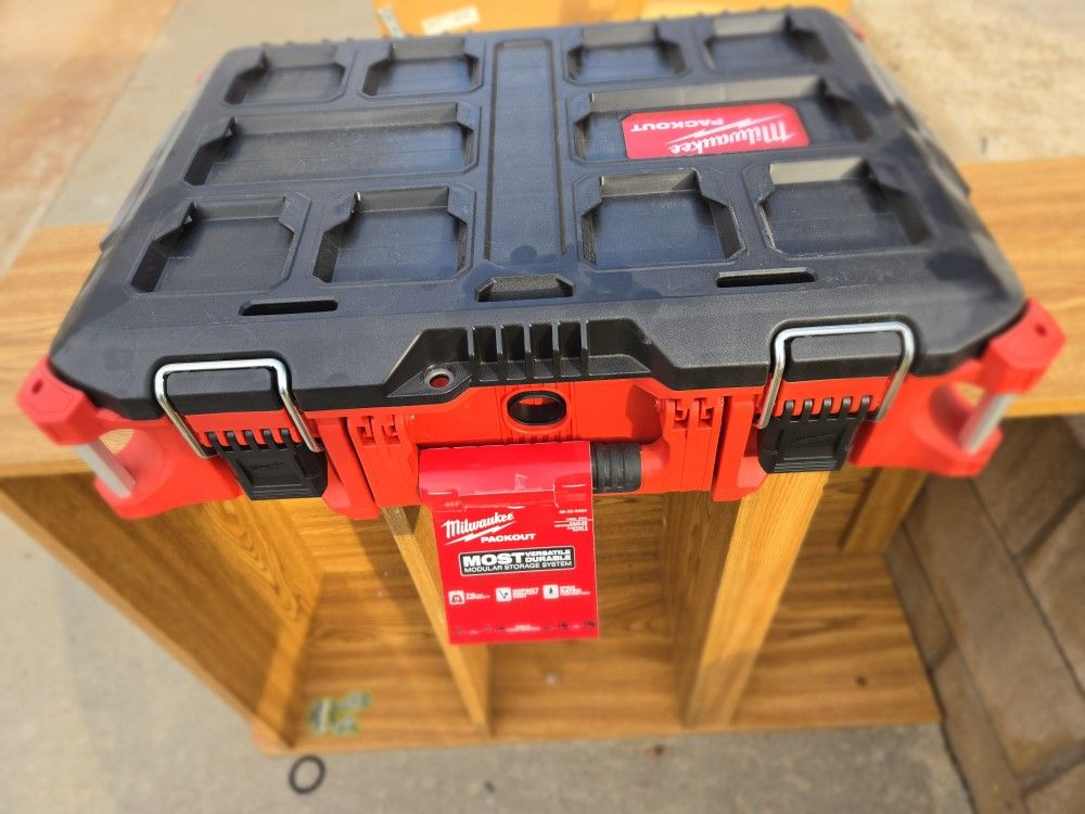 Milwaukee
PACKOUT 22 in. Medium Red Tool Box with 75 lbs. Weight Capacity