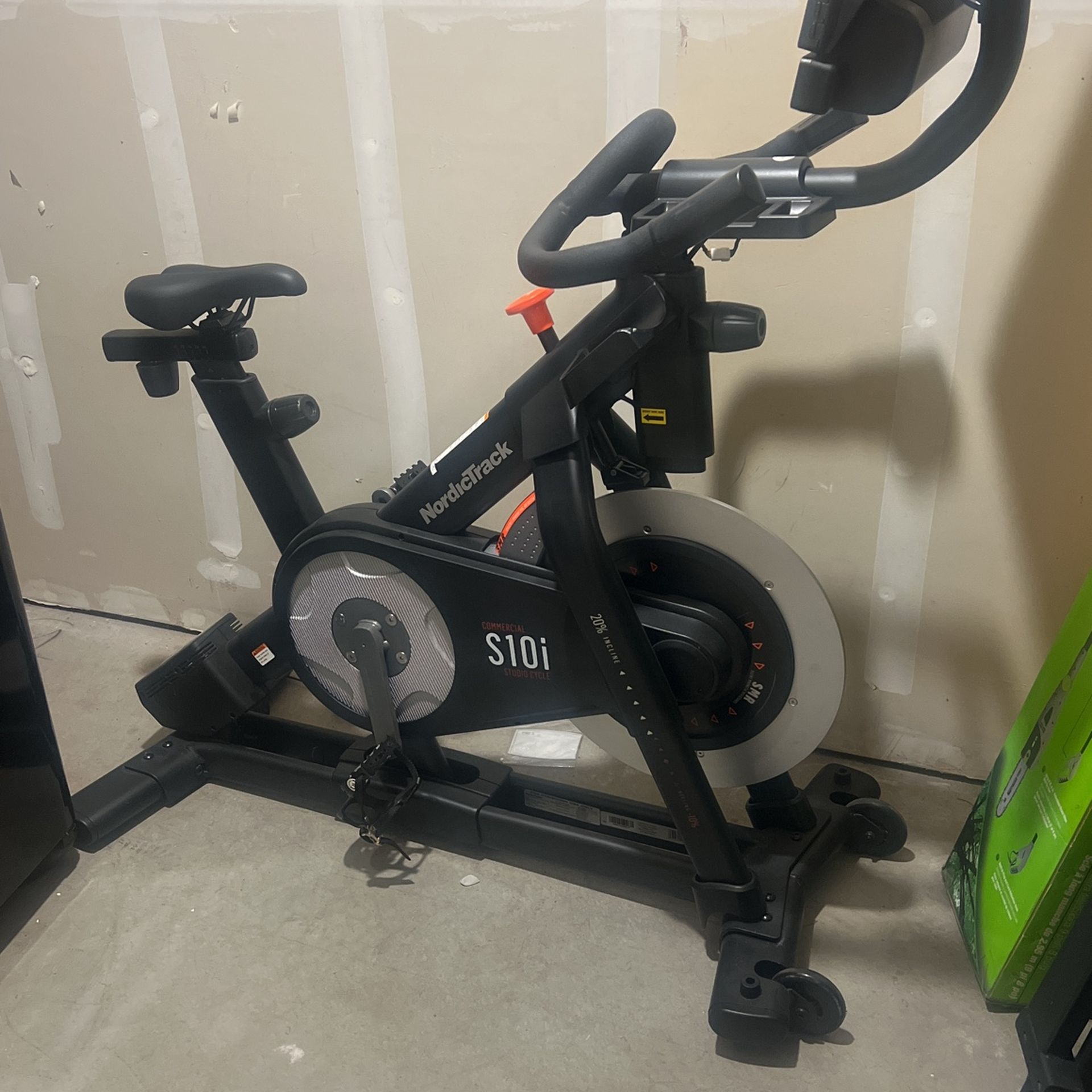 S10i Studio Cycle Bike