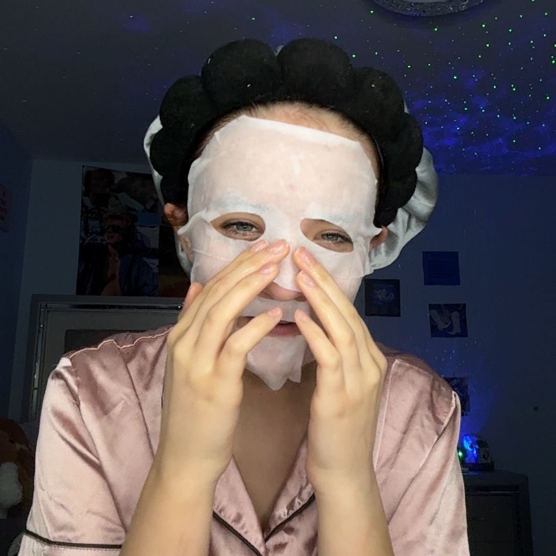 Hit Me Up If U Want Her Feet Pics