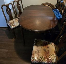 Vintage Dining Table With 5 Chairs