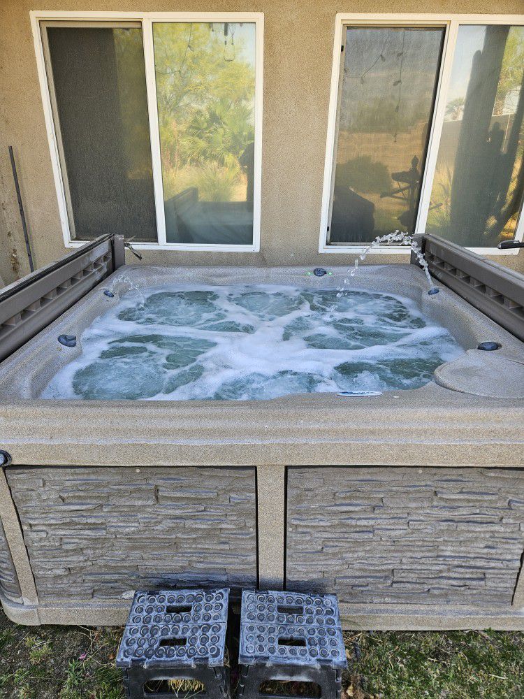 Strong Spas, G-2 Series (ca. 2017) Jacuzzi Spa Hot Tub with Jets and Lights