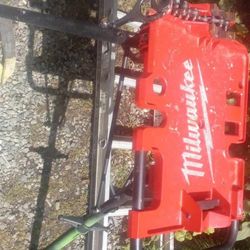 Milwaukee Tripod Table Chain Vise Cuts Up To 6" 