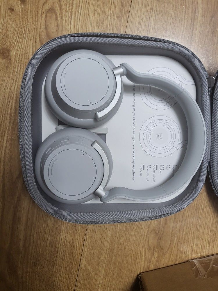 Surface Headphones - Wireless Noise Cancelling Over-the-Ear with Cortana - Light Gray Model:GSRF GUW-00001. Bestbuy certified, like new, comes as show