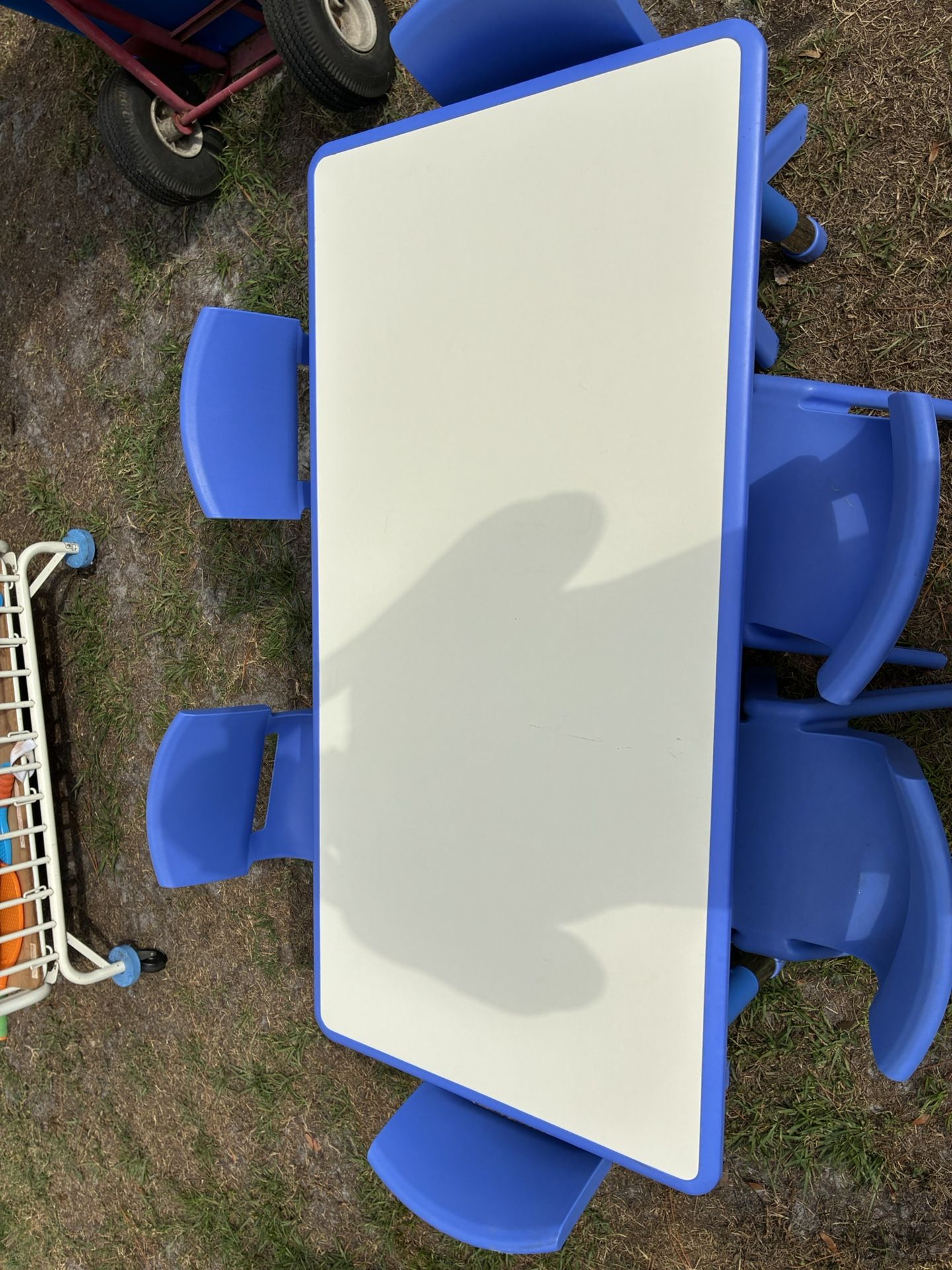 Kids Learning Table With 6 Chairs Like New