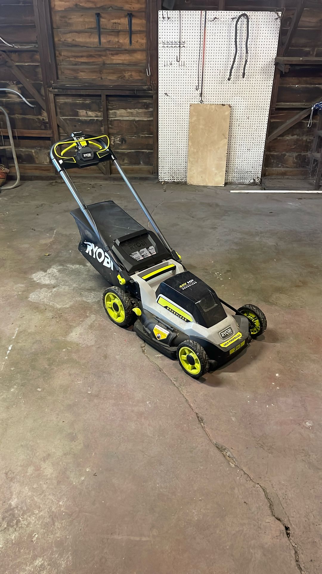 RYOBI LAWN MOWER 40V WITH 2 BATTERIES