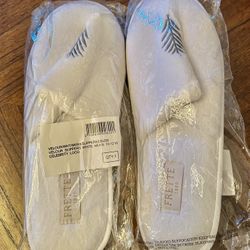 Velour Men/women’s Slippers (10-12) 
