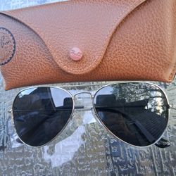 RAY BAN AVIATORS POLISHED SILVER FRAME WITH BLUE TINTED LENSES. NEW IN BOX. 